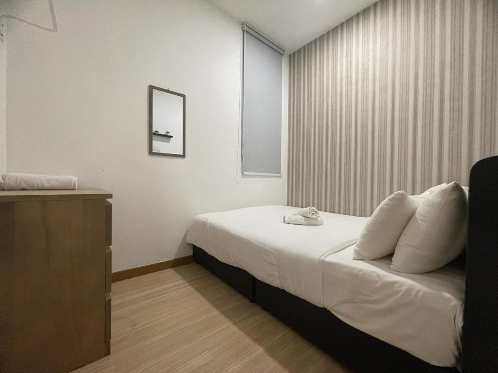 The Wave - Kota Laksamana -- Pool View -- 6 Pax Apartment *