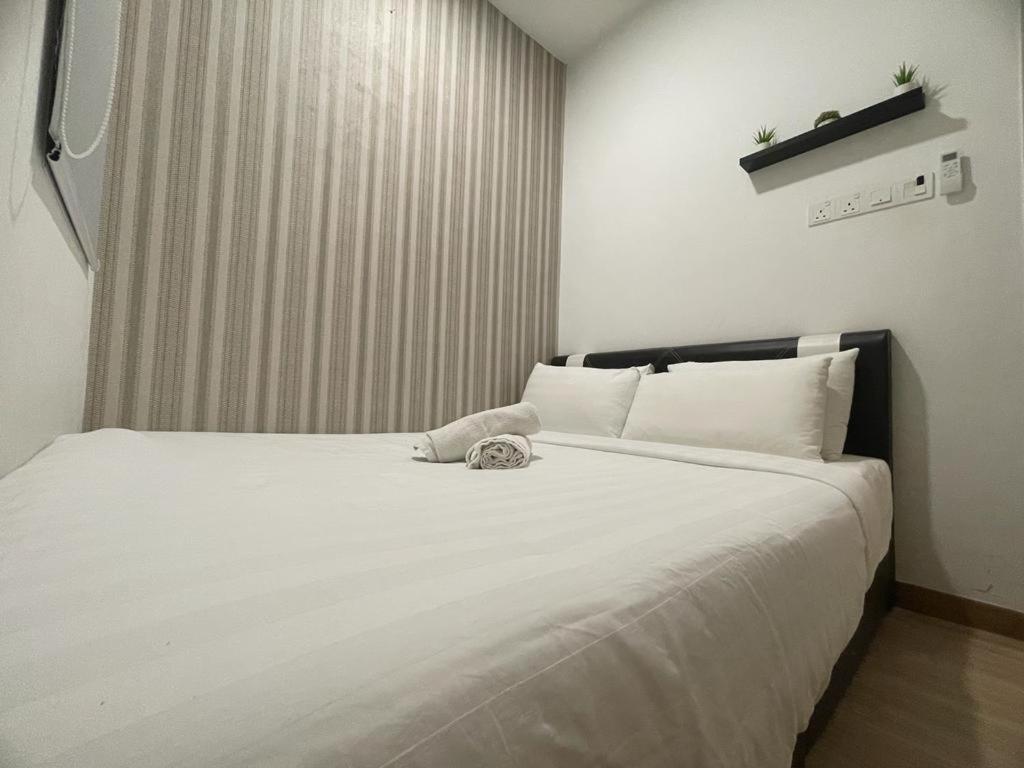 The Wave - Kota Laksamana -- Pool View -- 6 Pax Apartment